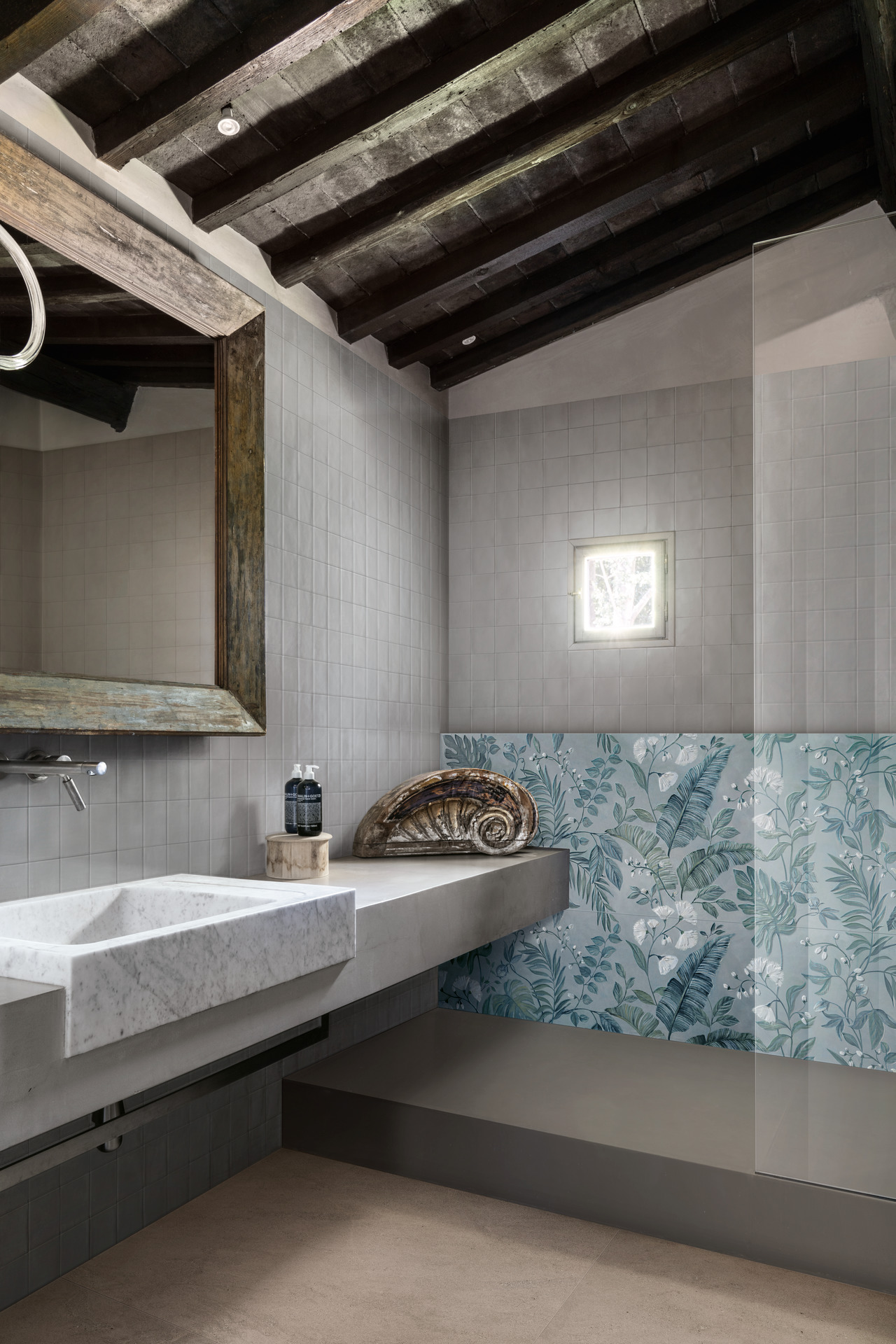 Marazzi White Deco 018.jpg